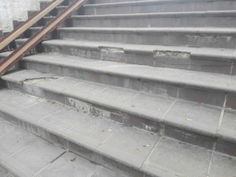 рушащи се стъпала в подлеза на метрото софия ндк