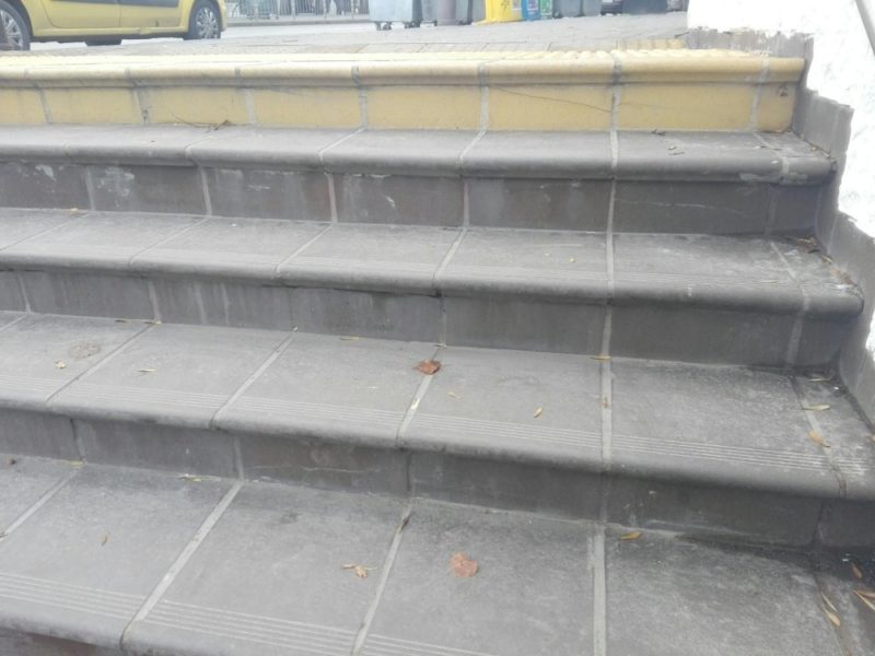 напукани стъпала в подлеза метро софия ндк
